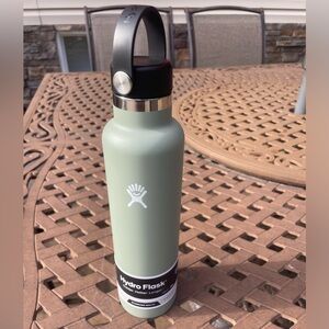 NWT- Hydro Flask 24oz Standard Mouth Cap in color: Agave